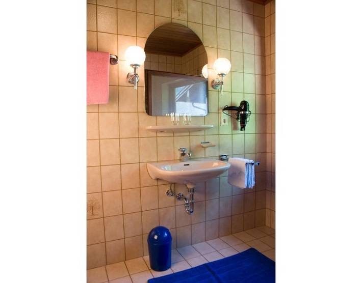 Ganze Ferienwohnung, Haus Steinbrecher - Ferienwohnung 75 qm, 1 - 2 Schlafzimmer, Balkon, 3 Sterne, 4 Pers. in Anger, Bayerische Alpen