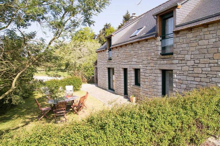 Location de vacances pour 8 personnes, avec jardin à Plédéliac - 2