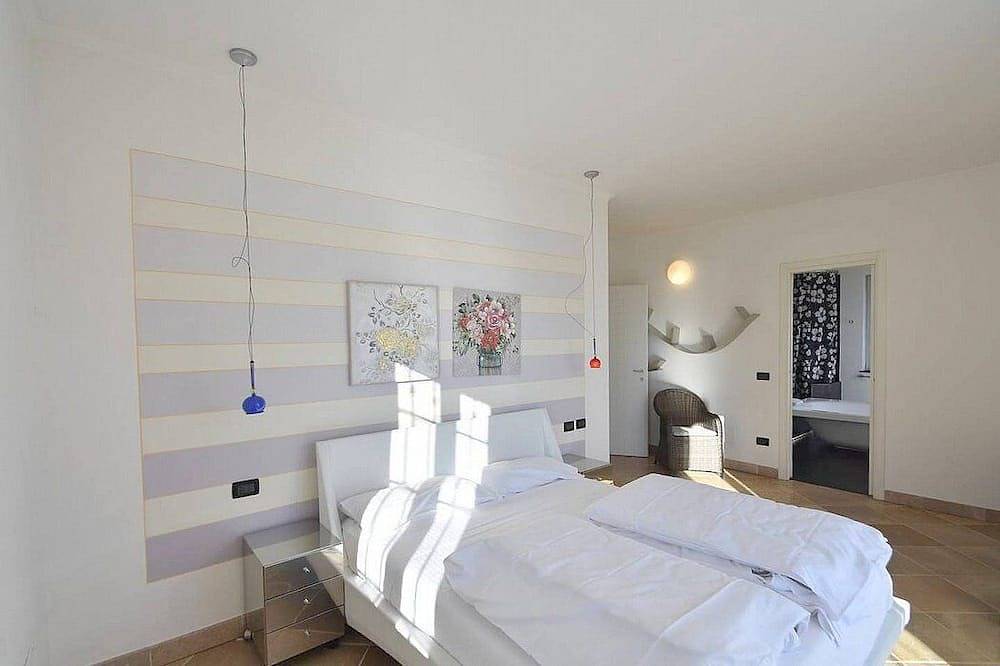 Villa Alborella: A bright four-story villa situated on a promontory facing the lake, with Free Wi-Fi. in Oggebbio, Oggebbio Gemeinde