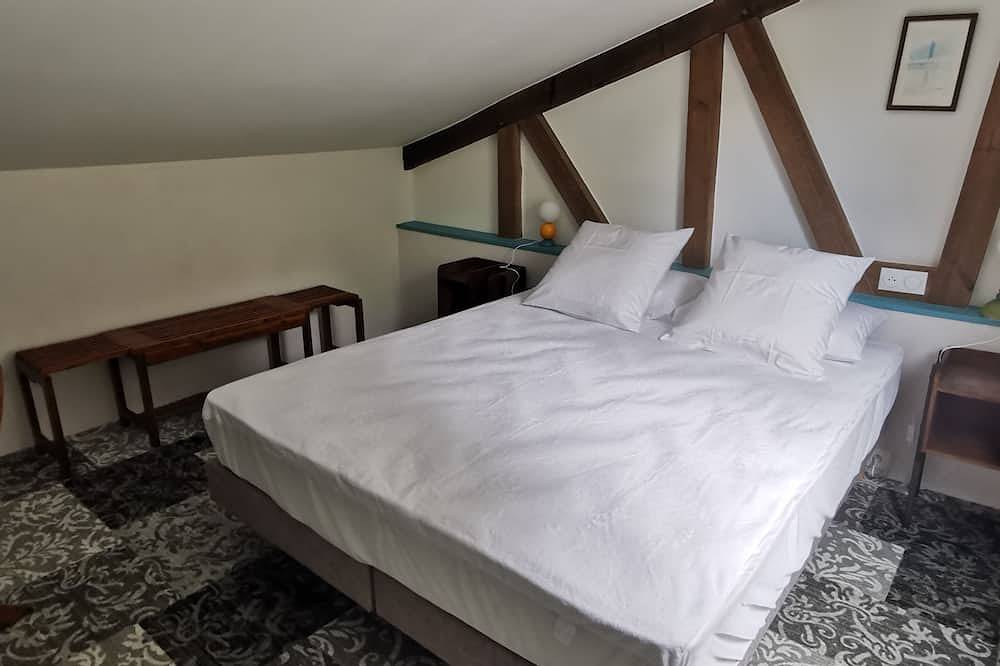 Maison de caractère au bord du lac, canoës disponibles / calme et repos garantis in Guitté, Région de Dinan