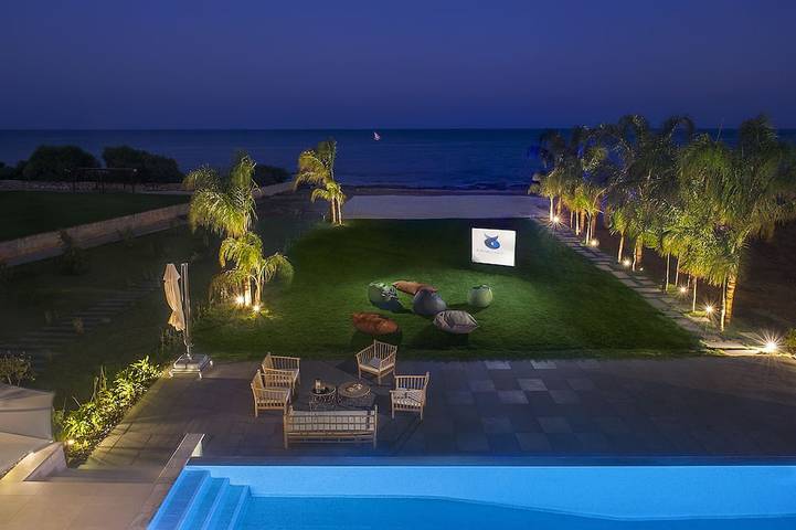 Vacation rental for 12 people, with sauna and hot tub as well as yard in South Cyprus