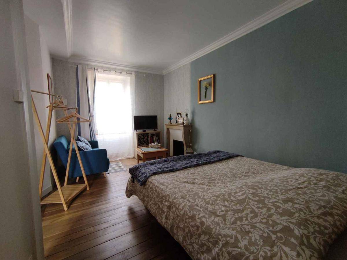 Double Room with Private Bathroom in Flavigny-sur-Ozerain, Région de Montbard
