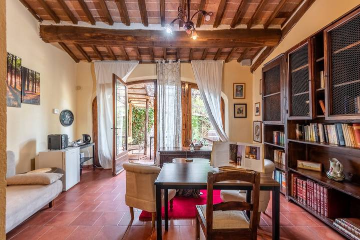 'Arco - Antiche Dimore' with Shared Pool, Wi-Fi and Air Conditioning in Murlo, Siena Province