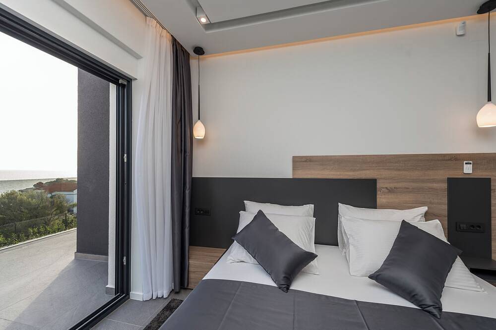 Villa Aria with Heated Pool, Sauna & Jacuzzi in Novalja, Otok Pag