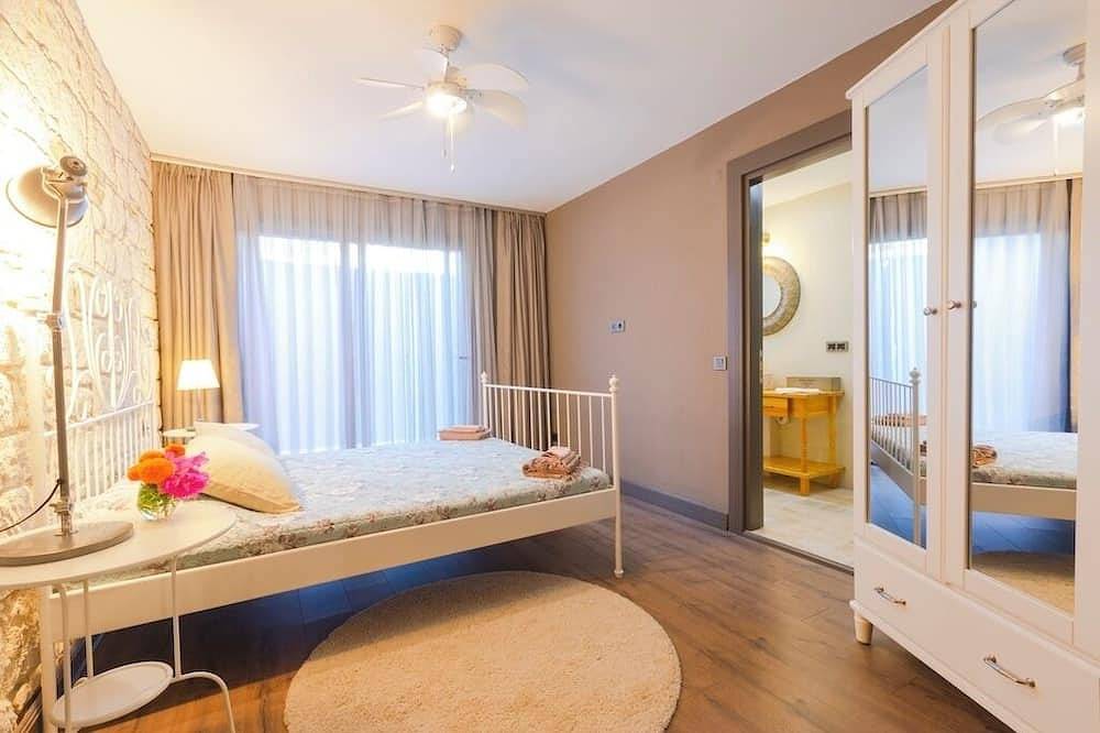 \ntwo Stone Villas With Magnificent Private Pools in Cesme in Provinz Izmir