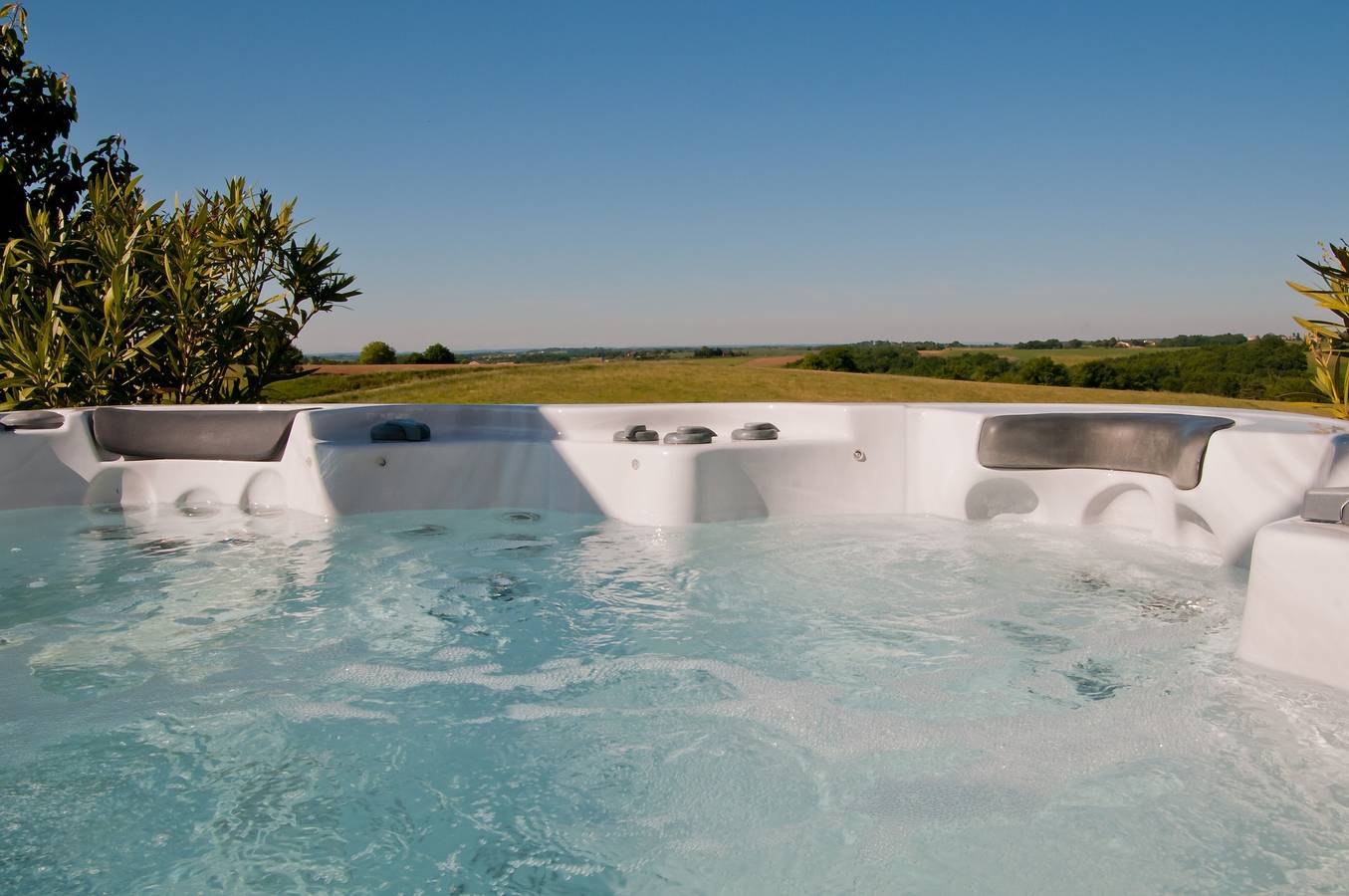 Holiday Home 'Maison Campagne Avec Piscine Et Spa' with Private Pool, Wi-Fi and Air Conditioning in La Salvetat-Belmontet, Tarn-et-Garonne