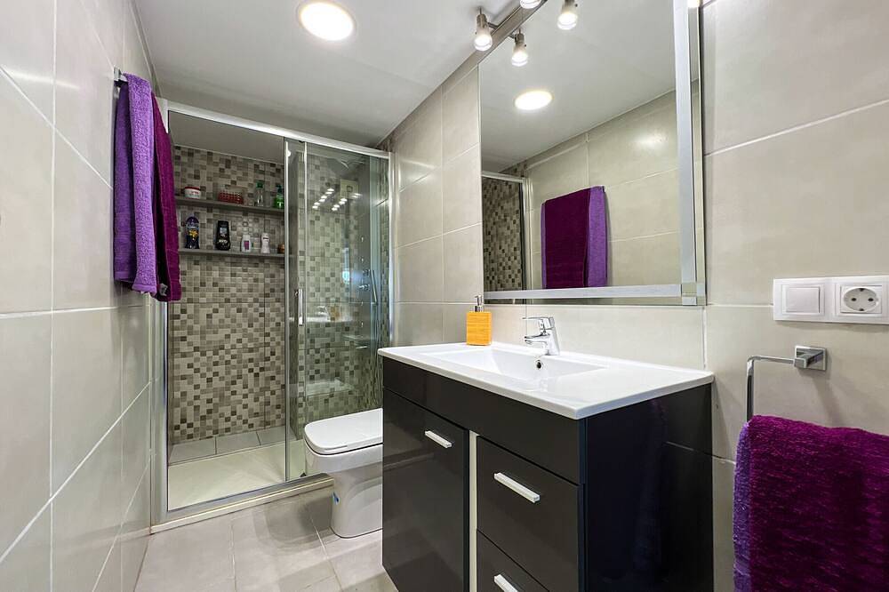 Ganze Wohnung, Apt 2 pax on the Santa Susanna promenade. Community pool and garden, free wifi and air conditioning in the living room. Excellent location, 3 min from the beach, shops, bars and restaurants. Lively area! Vivalidays Lora. in Santa Susanna, Costa del Maresme