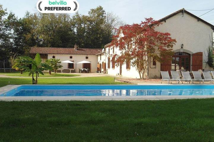 Location de vacances pour 14 personnes, avec terrasse ainsi que piscine et jardin, animaux acceptés à Buzon