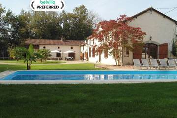 Gîte pour 14 personnes, avec piscine ainsi que terrasse et jardin, animaux acceptés à Buzon