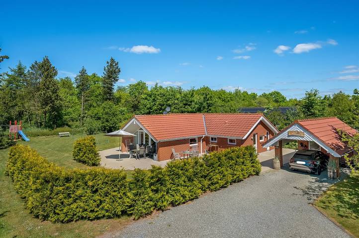 Ferieudlejning for 7 personer, med terrasse og have samt sauna i Jegum Ferieland