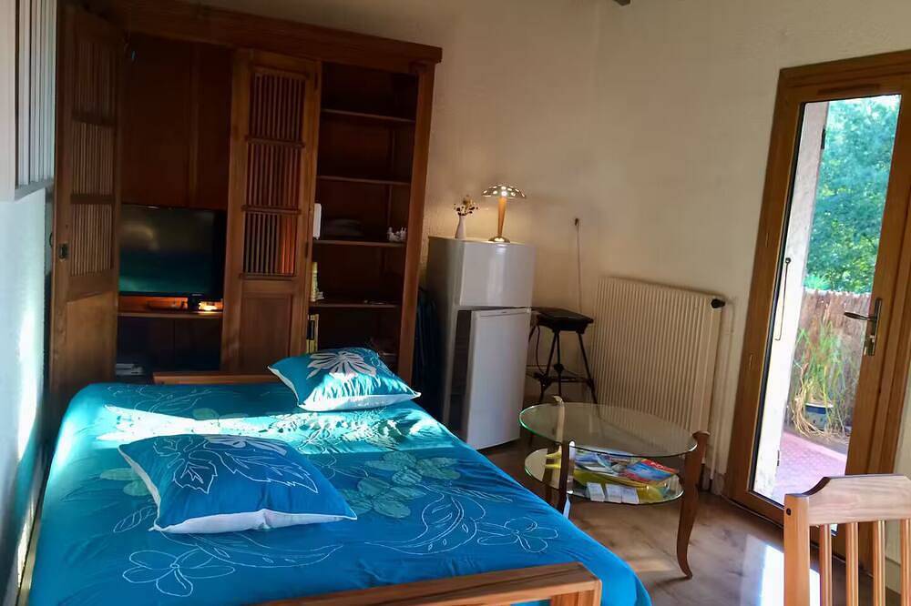 Appartement entier, Studio avec vue, terrasse en bois et jardinet, piscine, entre mer et montagne in Laroque-des-Albères, Côte méditerranéenne (France)
