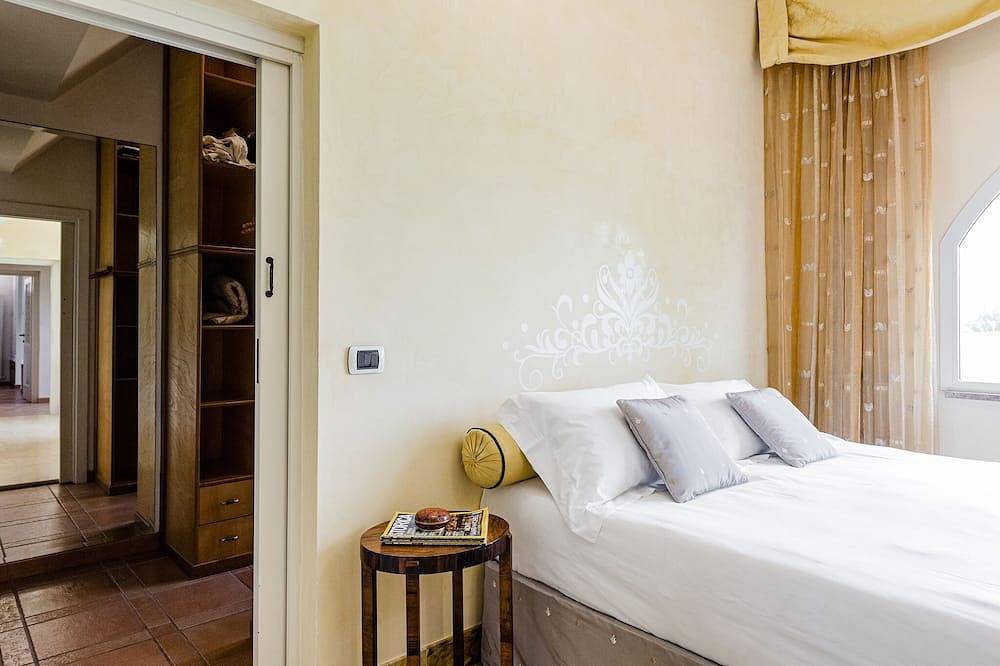 Lujosa villa, outdoor Jacuzzi minipool, indoor whirlpool,  sauna, chimenea in Fregene, Provincia de Roma