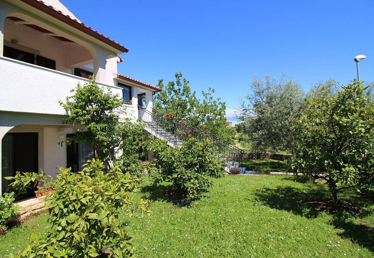 Appartamento intero, Charmantes Apartment mit privatem Balkon, Privatparkplatz, Wifi und nur 700 Meter zum Strand  in Parenzo, Parenzo (Grad)