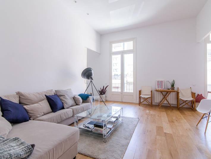 Apartamento vacacional entero, Apartamento de diseño de 3 habitaciones con terraza in Centro Barcelona, Barcelona