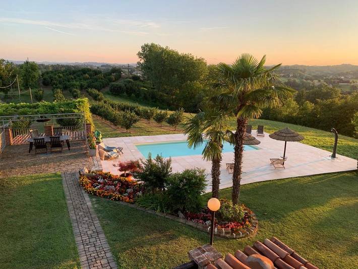 Gîte pour 2 personnes, avec jardin et terrasse ainsi que vue et piscine à Tigliole