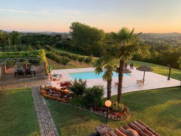 Gîte pour 2 personnes, avec terrasse et jardin ainsi que piscine et vue à Tigliole