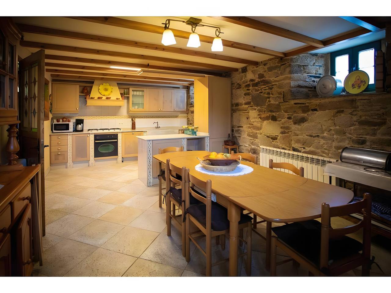 Maison de campagne "Casa De Barreiro" avec vue sur les montagnes, piscine privée et Wi-Fi in Curtis, Province de La Corogne