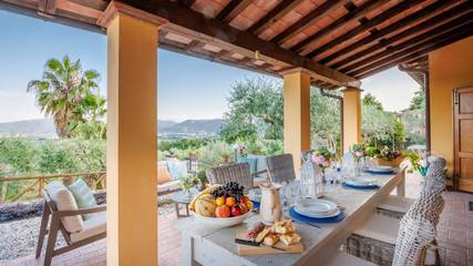 Villa for 6 Guests in Lucca, Lucca Province, Picture 2