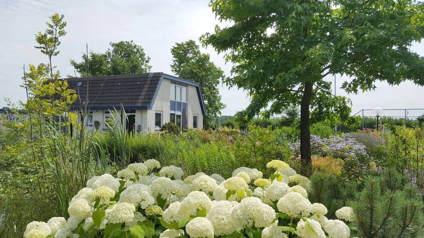 Vakantiehuis, with Terras and Tuin as well as Uitzicht op het meer in Rhenen