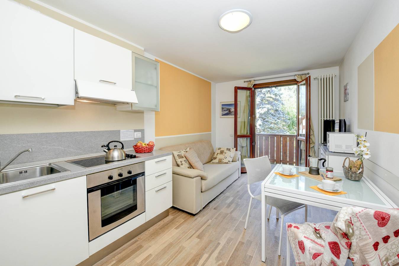 Ganze Wohnung, Ferienwohnung 'Rosa delle Dolomiti Bilocale1' mit Bergblick & gemeinsamer Sauna in Carisolo, Adamello-Presanella-Alpen