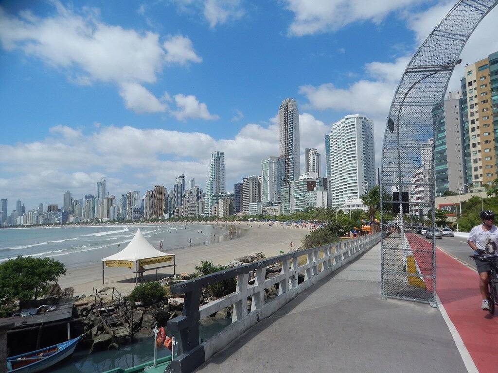 Ganze Wohnung, Apto 2 Schlafzimmer, 2 Klimaanlage. Ideal Für Familie in Balneário Camboriú, Litoral Catarinense