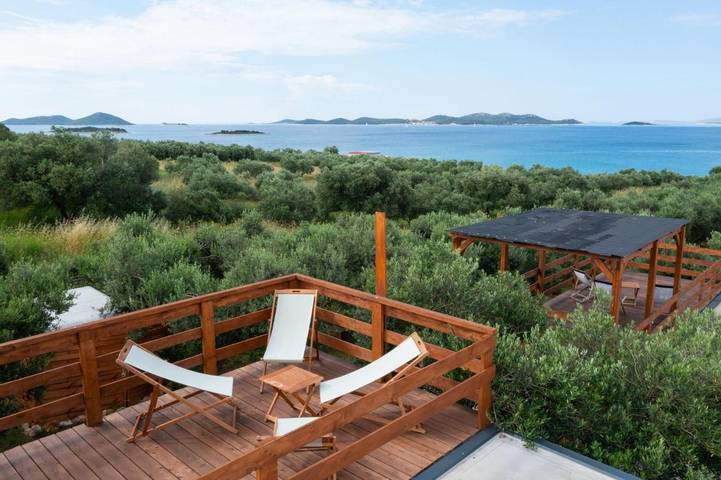 Camping pour 6 personnes, avec vue ainsi que terrasse et jardin, animaux acceptés à Pakoštane