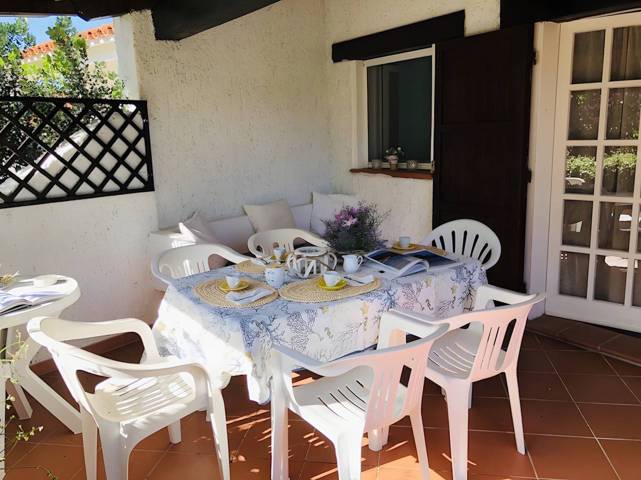 Ganze Wohnung, Bouganville-Wohnung 80 m vom Strand mit privater Terrasse, Garten & Klimaanlage in Porto Taverna, Loiri Porto San Paolo