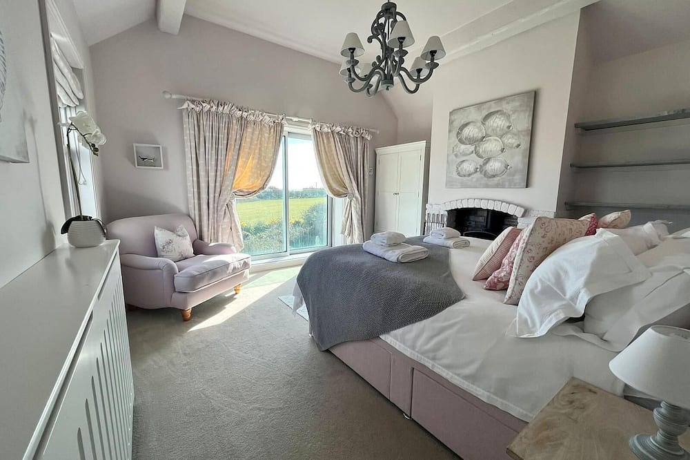 Stunning luxury stay, with hot tub, tennis court and sea views. Sleeping 16-18. in Rhoscolyn, Isle of Anglesey