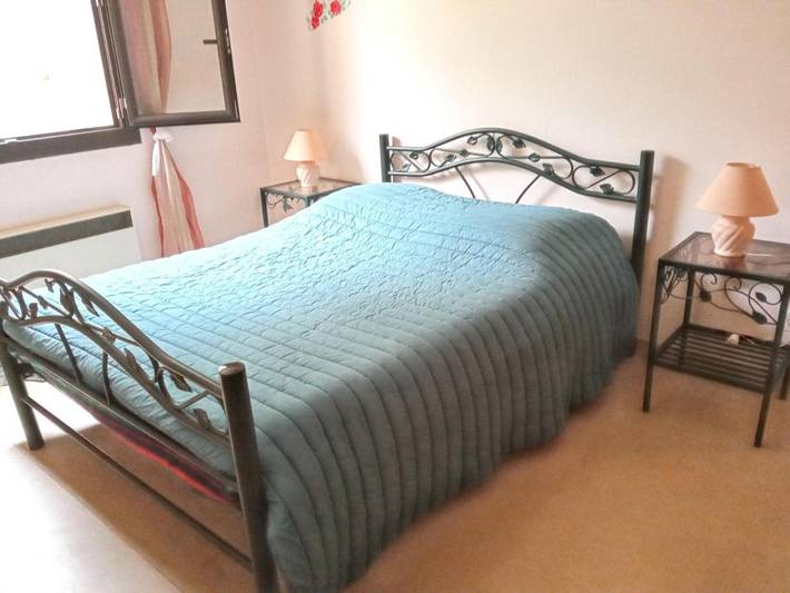 Gîte pour 6 personnes, avec vue sur le lac ainsi que jardin et terrasse, animaux acceptés à Fontrabiouse