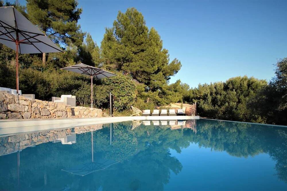 Villa De luxe -air-conditioned-pool-14 persons, 7 bedrooms and 7 bathrooms, 11 beds in Sanary-sur-Mer, Toulon region