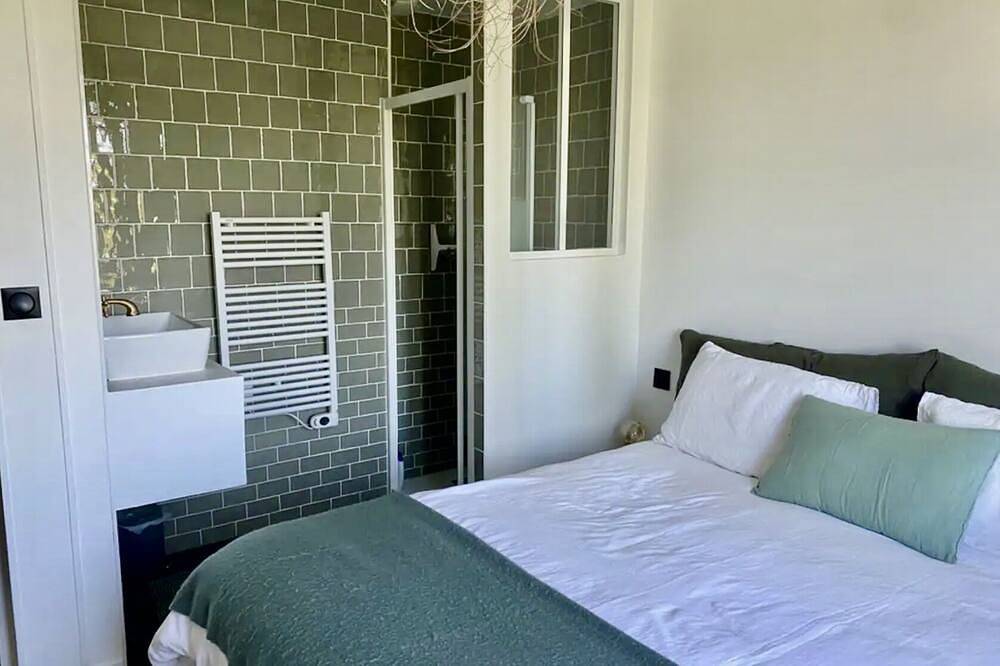 Charmant Mas Rénovée, Avec Piscine et Jardin in Venasque, Parc naturel régional du Mont-Ventoux