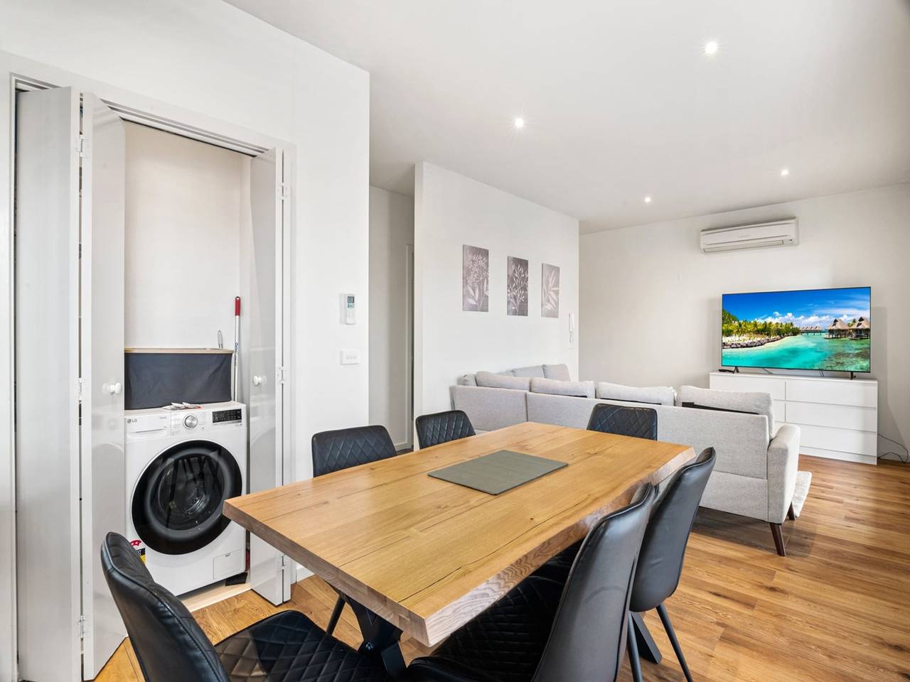 Entire apartment, Bright 2-Bed Flat with Balcony in Kensington in Melbourne, Victoria