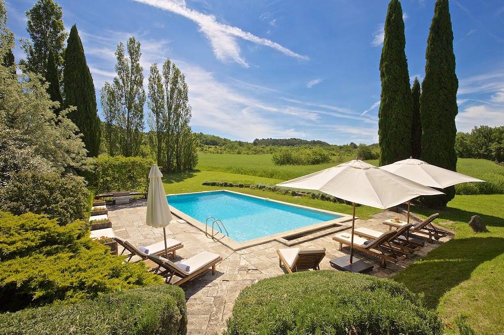 Beautifully renovated Artist’s farmhouse in Provence, large heated pool & sauna in Roussillon, Parc naturel régional du Luberon