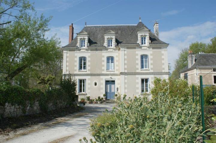 Chambre d’hôte pour 2 personnes, avec Balcon et Terrasse ainsi que Jardin et Vue dans Château de Loches Château de la Loire