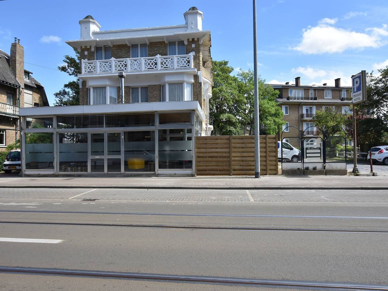 Former hotel in the centre and at 50 metres from the beach in Panne in De Panne, Costa de Bélgica
