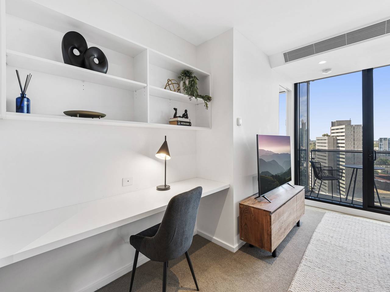 Entire apartment, Elegant 2-Bed Apartment with Balcony & City Views in Southbank, Melbourne