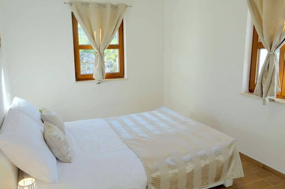 Villa Anna (5*) : Steinhaus, Beheizter Pool, Whirlpool, 900m zum Meer in Krk Stadt, Krk