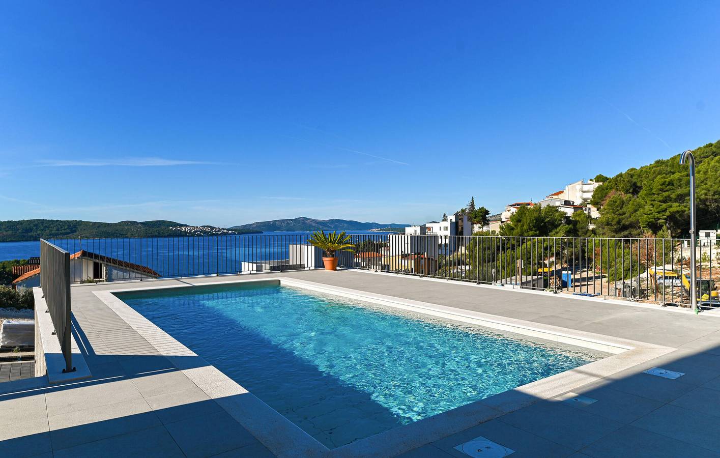 Ganze Ferienwohnung, Apartment am Meer mit Pool, WLAN und atemberaubender Aussicht in Trogir, Ciovo