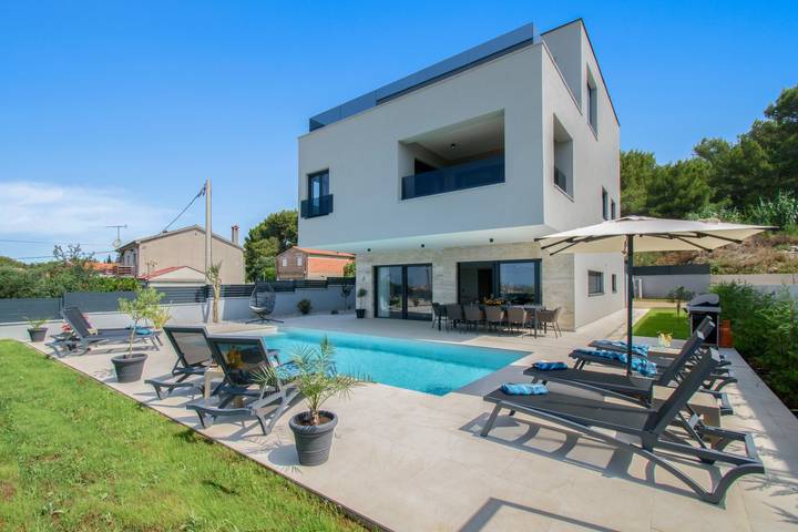 Holiday rental for 8 people, with pool and balcony in Pula