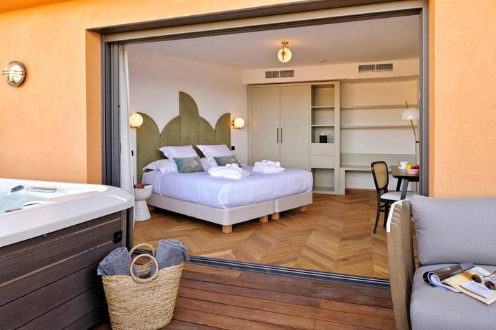 Hôtel pour 4 personnes, avec sauna et jacuzzi ainsi que terrasse et piscine