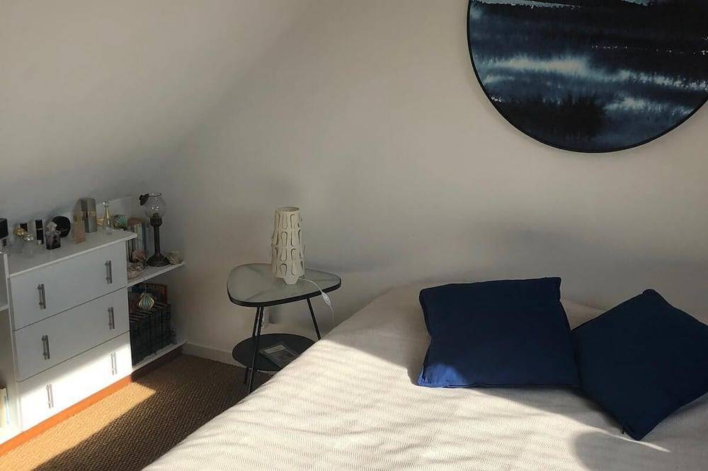Just 50m from the sea, this pretty, comfortable villa is ideal for family vacations. in Hauteville-sur-Mer, Coutances