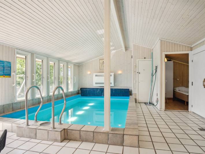 Ferienhaus für 10 Personen, mit Whirlpool und Terrasse sowie Pool und Sauna