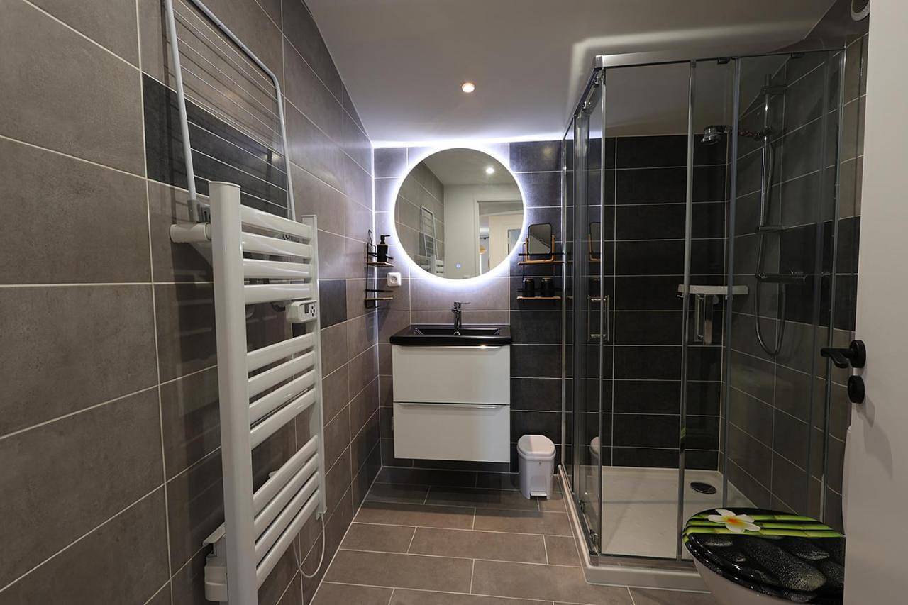 Appartement entier, L'Ambre - 1 à 4P - Wifi Fibre - Parking Gratuit in Pont-d'Ain, Ain
