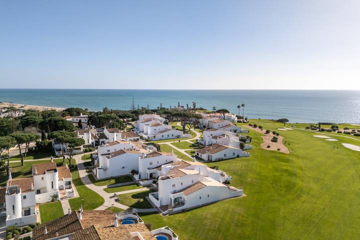 Holiday rental for 6 people, with view and balcony as well as garden in Vale do Lobo