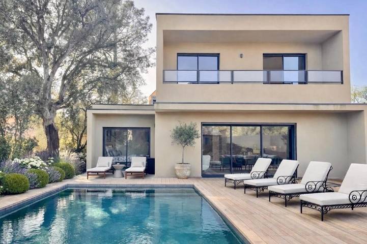 Location de vacances pour 6 personnes, avec piscine et balcon dans Office De Tourisme De Sainte Lucie De Porto Vecchio