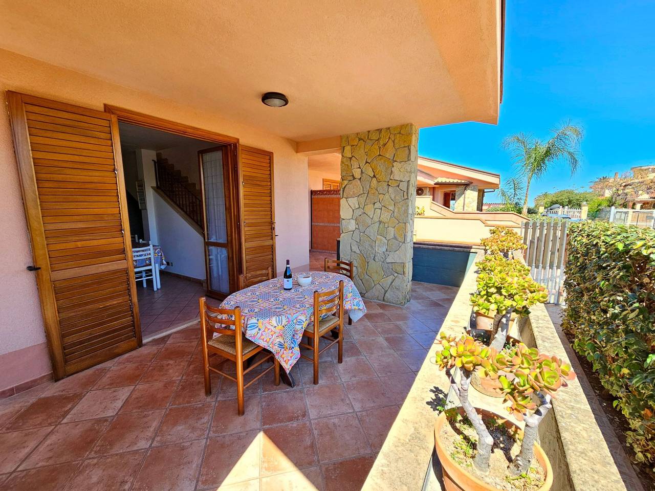 Helle mediterrane Villa mit Veranda und Garten in Campofelice di Roccella, Palermo Province