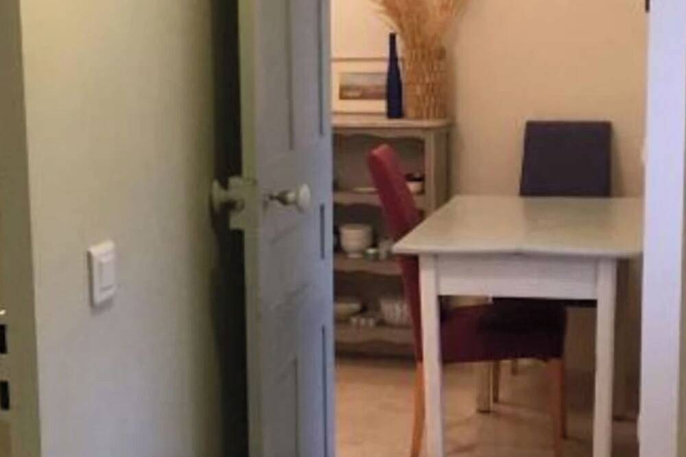 Entire apartment, Courtyard Studio Apartment in Lourmarin village with terrace in Lourmarin, Parc naturel régional du Luberon