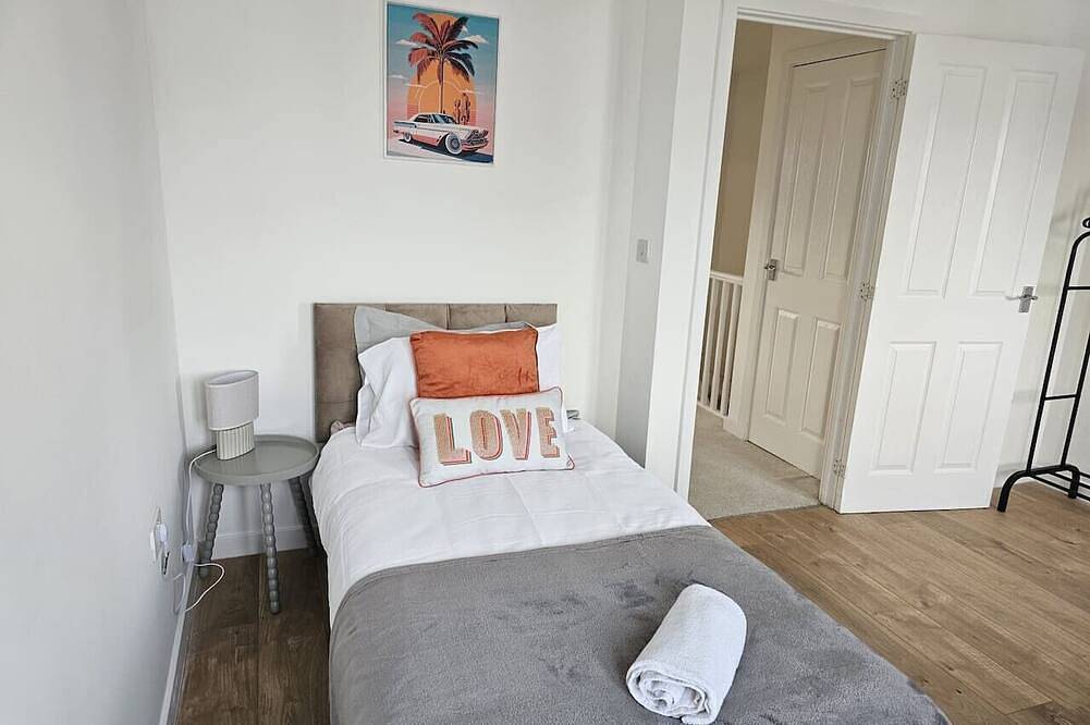 Homington House Long Stays Discount Free Parking in Swindon, North Wessex Downs