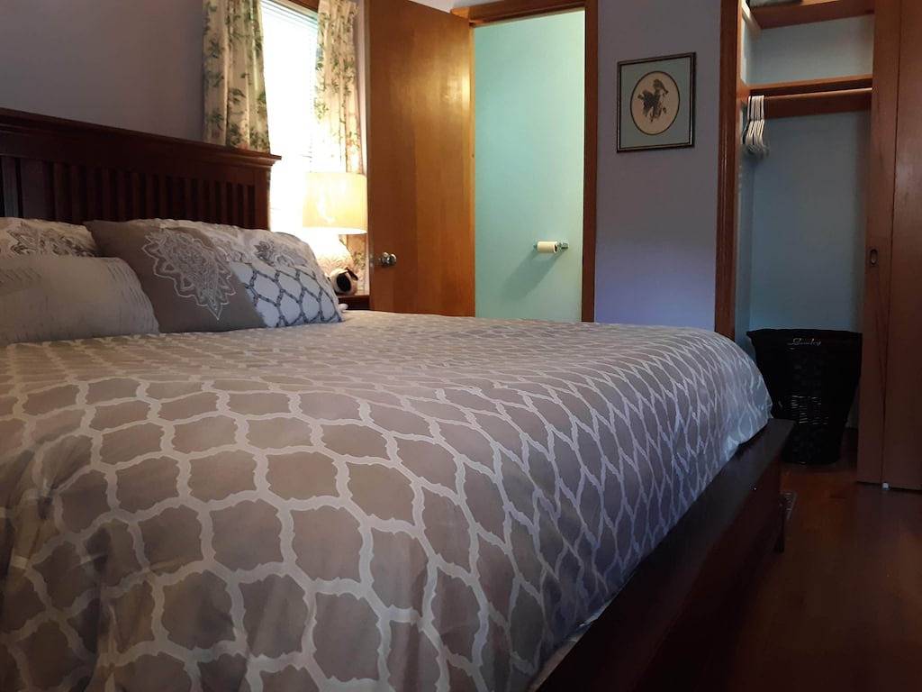 Ein sauberes, sicheres Haus voller Stahlkugeln und Vintage-Spielekonsolen in Dumbarton, Henrico County