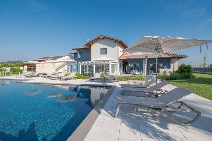 Location de vacances pour 8 personnes, avec vue et piscine ainsi que jardin et terrasse à Narzole - 2